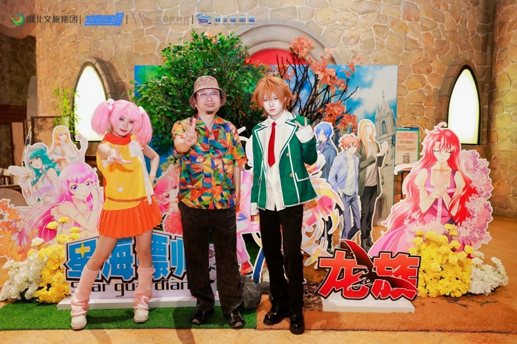 颜开与coser.jpg