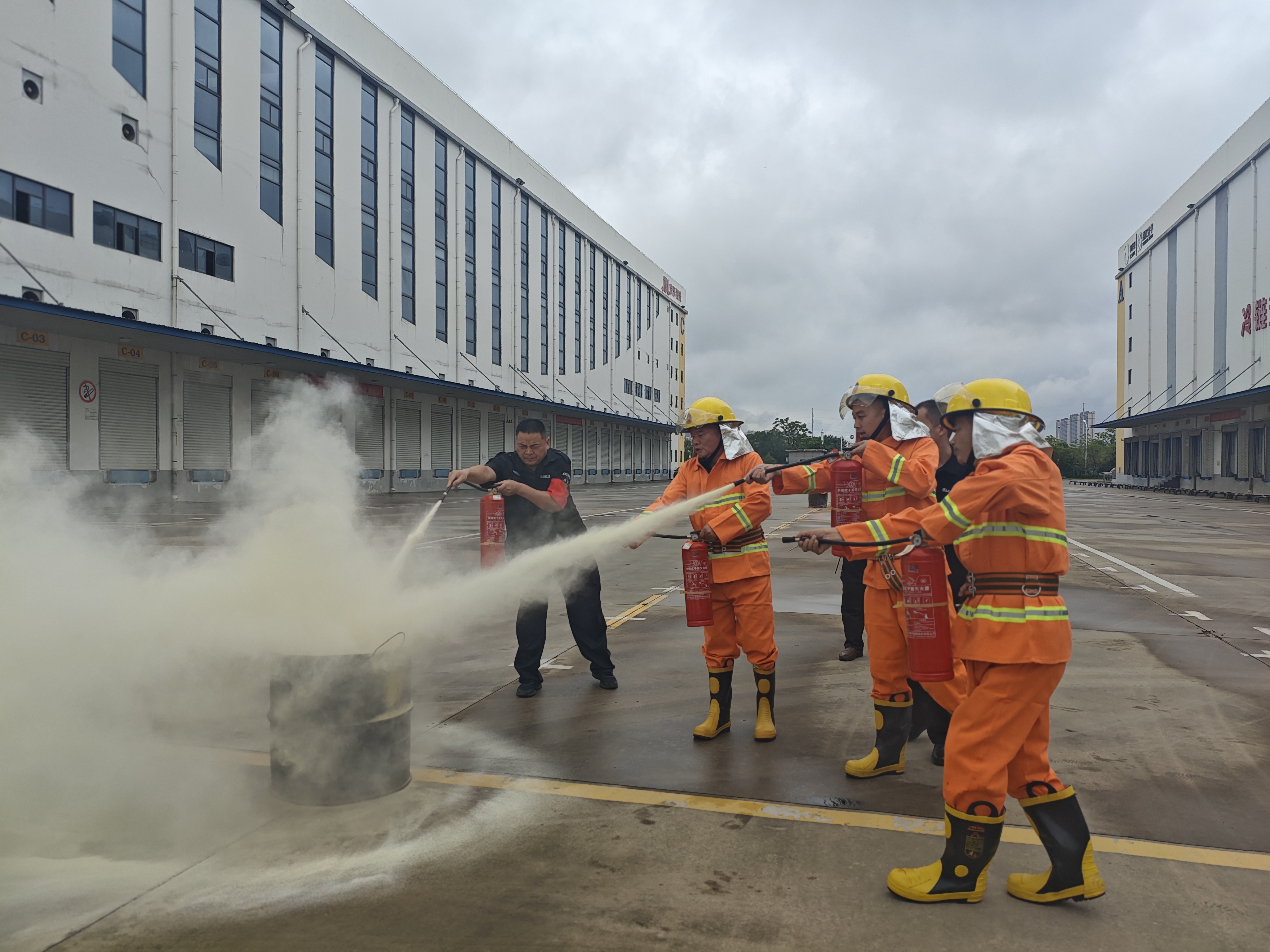 5.义务消防队员灭火器实操演示.jpg