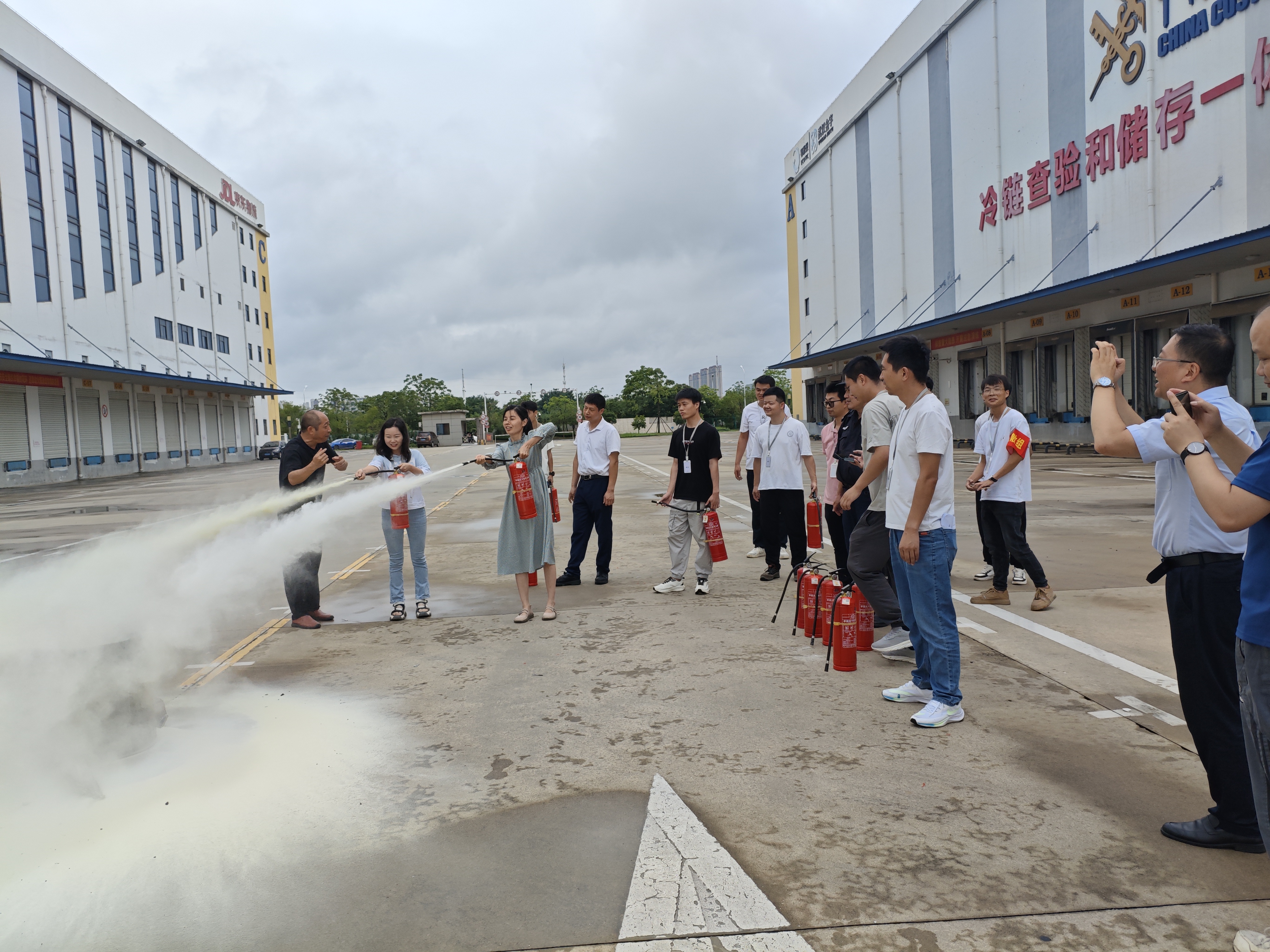 11.参与人员灭火器实操.jpg